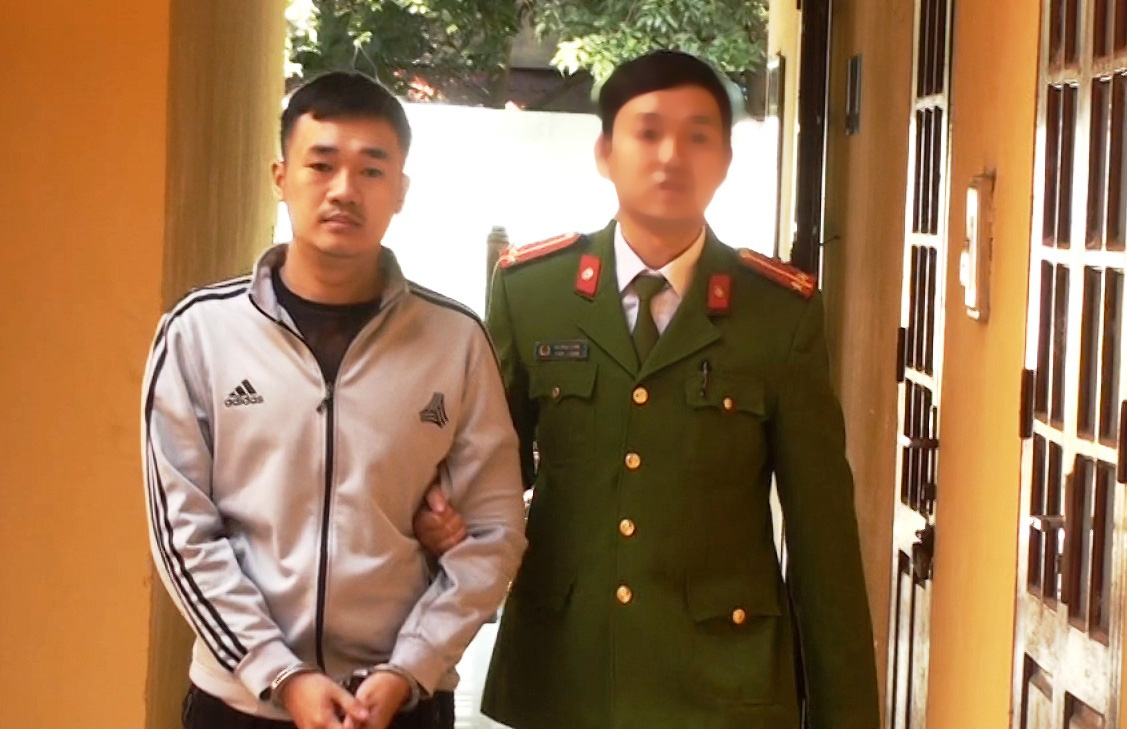 Không đòi được nợ, nửa đêm ném chất bẩn vào nhà dân