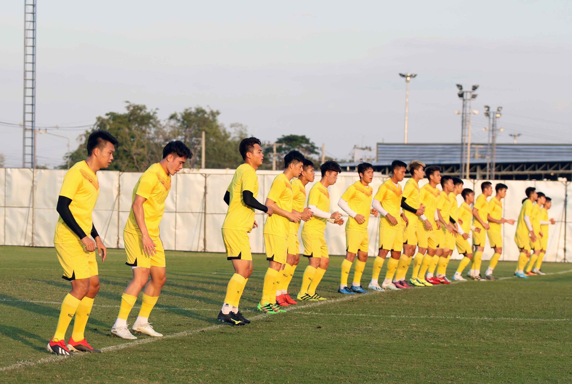 Đội h&igrave;nh xuất ph&aacute;t U23 Việt Nam gặp UAE tối nay: Sẽ c&oacute; bất ngờ ở đường bi&ecirc;n? - Ảnh 1.