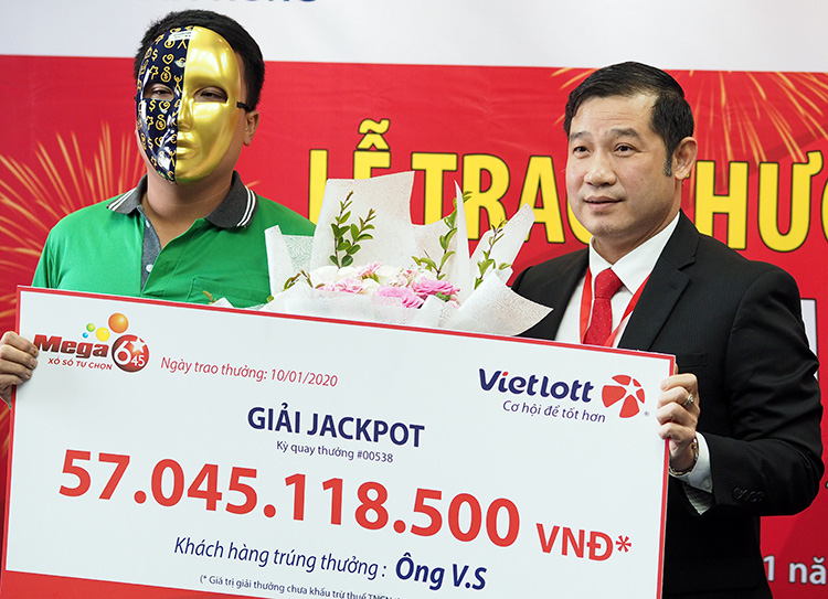 Trúng Vietlott 57 tỉ đồng, tài xế Grabike vẫn chạy xe ôm