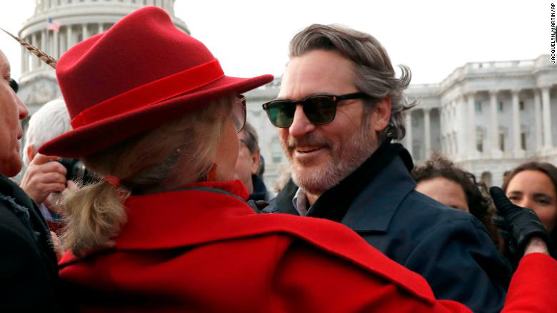 Joker Joaquin Phoenix bị cảnh sát bắt giữ - Ảnh 1.