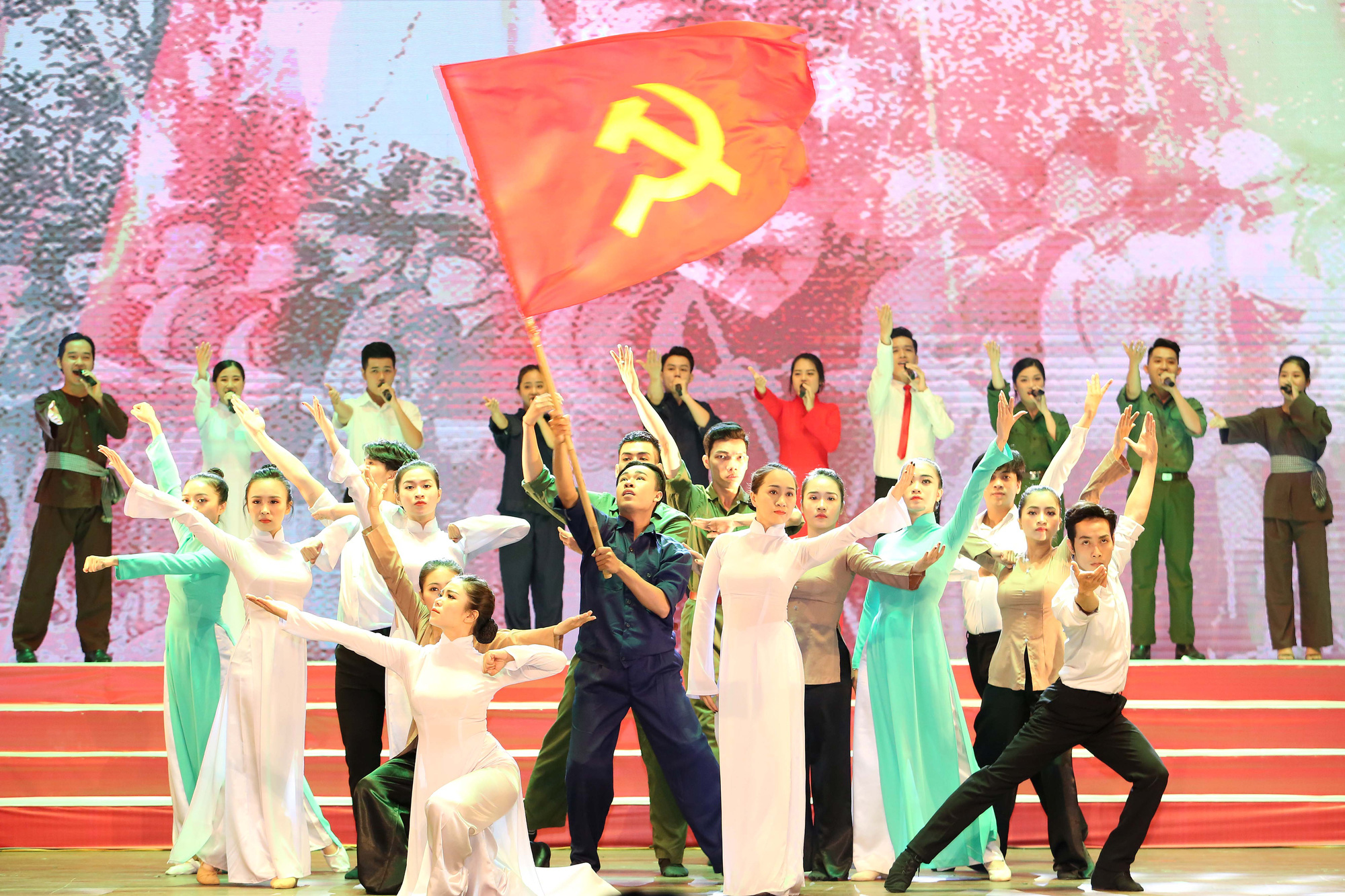 Tuy&ecirc;n dương 90 đảng vi&ecirc;n l&agrave; c&aacute;n bộ C&ocirc;ng đo&agrave;n cơ sở - Ảnh 3.