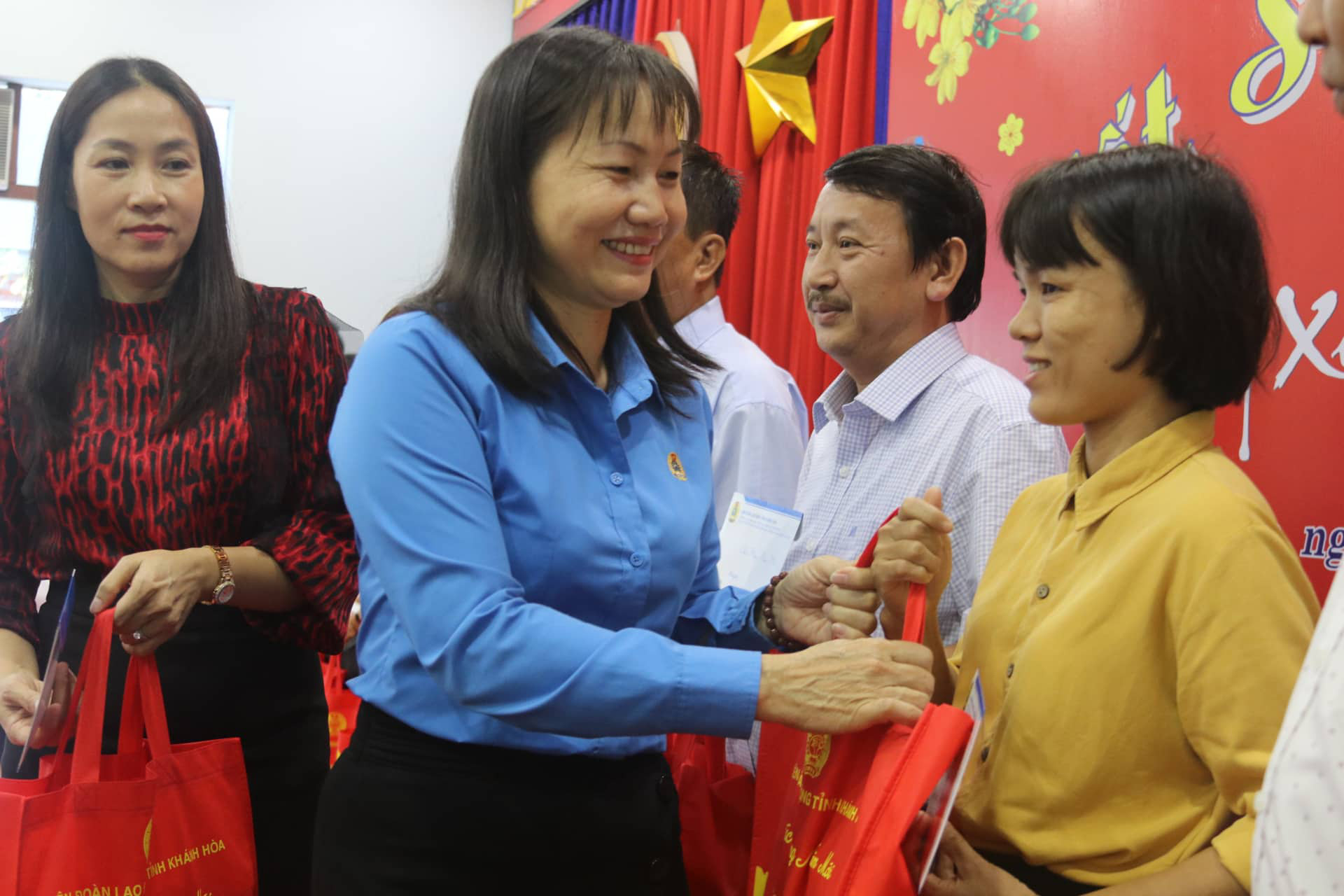 Trao 95 suất quà "Tết sum vầy" cho cán bộ, nhà giáo khó khăn