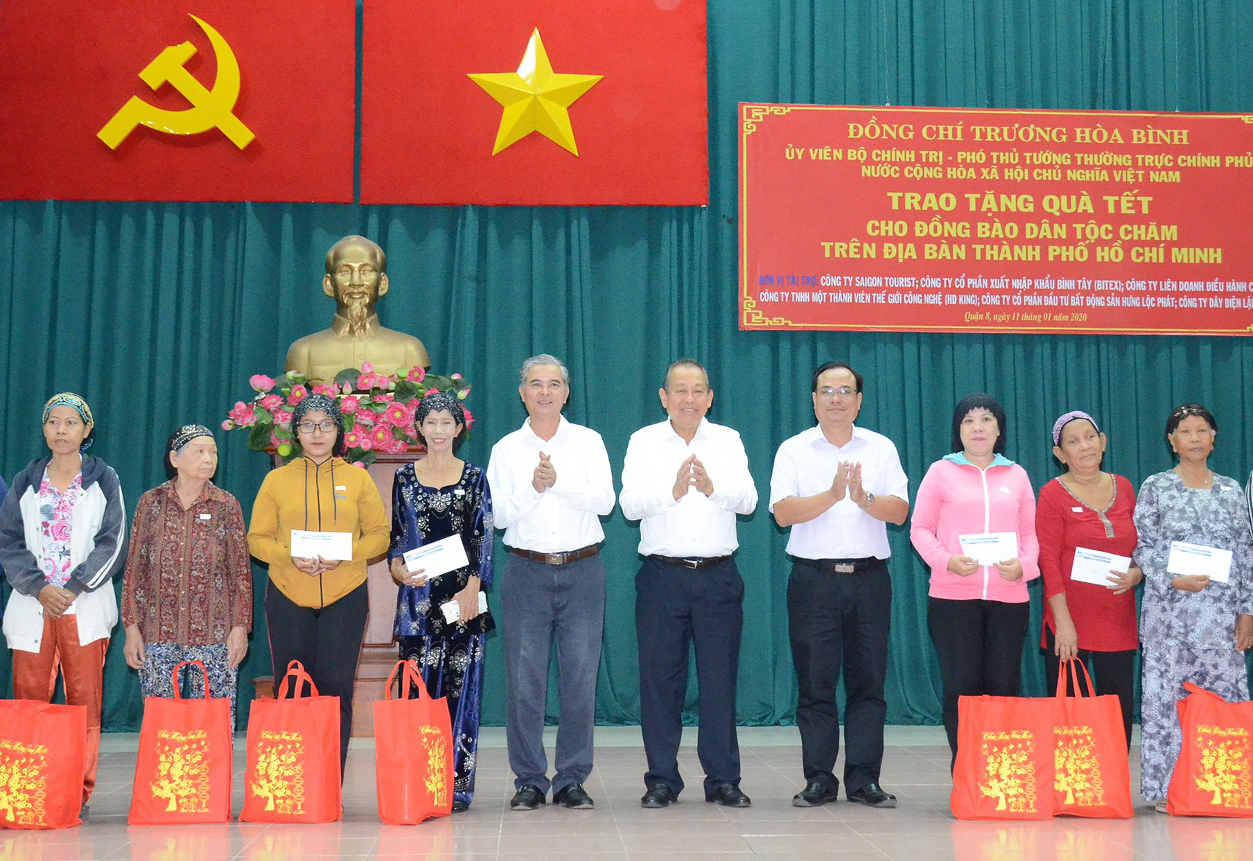 Ph&oacute; Thủ tướng Thường trực Trương H&ograve;a B&igrave;nh tặng qu&agrave; đồng b&agrave;o d&acirc;n tộc Chăm TP HCM - Ảnh 2.