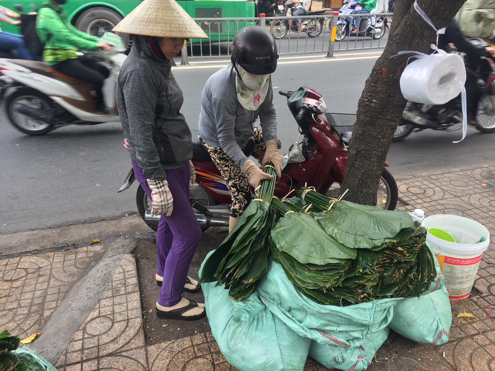 Người bán lá dong ngã ba Ông Tạ lo ế khách vì giá thịt heo tăng cao