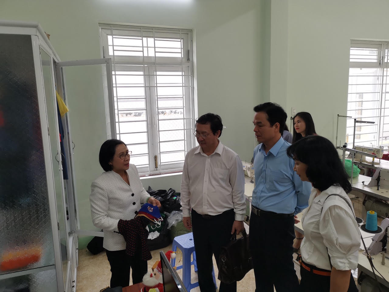 Trao hơn 100 suất học bổng v&agrave; qu&agrave; cho học sinh Trung t&acirc;m V&otilde; Hồng Sơn - Ảnh 3.
