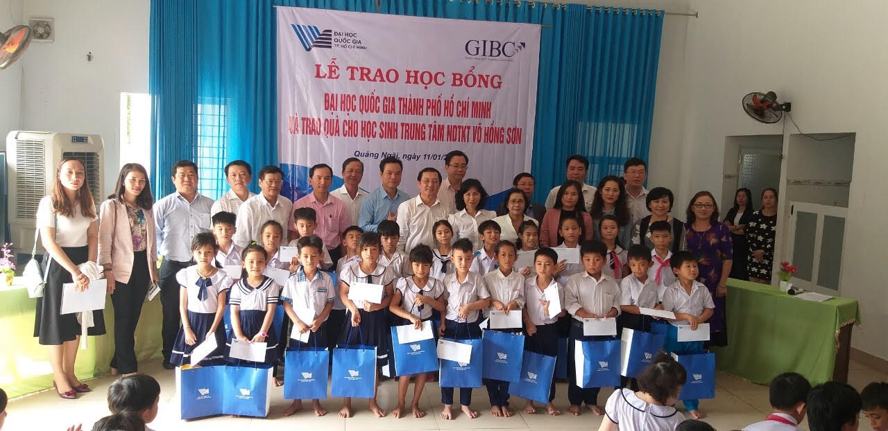 Trao hơn 100 suất học bổng v&agrave; qu&agrave; cho học sinh Trung t&acirc;m V&otilde; Hồng Sơn - Ảnh 4.