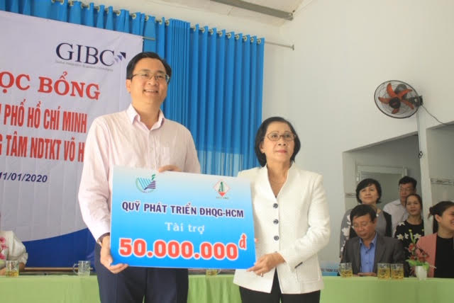 Trao hơn 100 suất học bổng và quà cho học sinh Trung tâm Võ Hồng Sơn