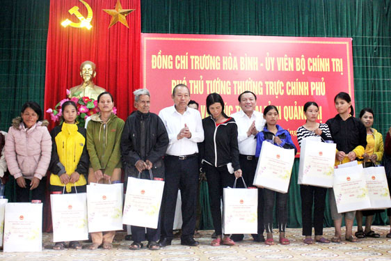 Tặng quà Tết cho các gia đình khó khăn - Ảnh 1.