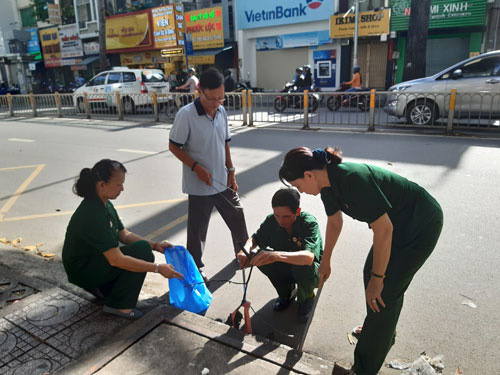 Cuộc vận động người dân không xả rác: Ngỡ ngàng với những khu phố không rác - Ảnh 1.