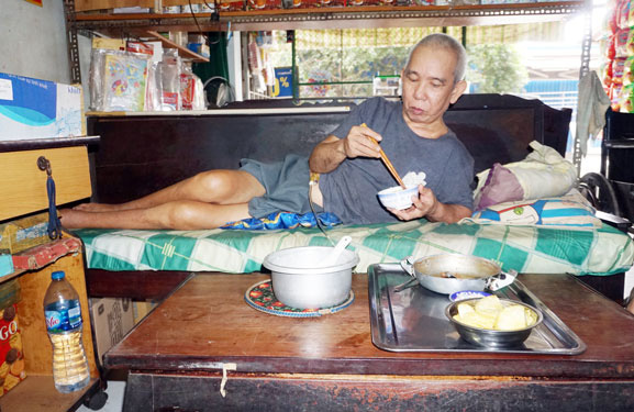 VƯỢT QUA NGHỊCH CẢNH (*): Sống vui, sống có ích