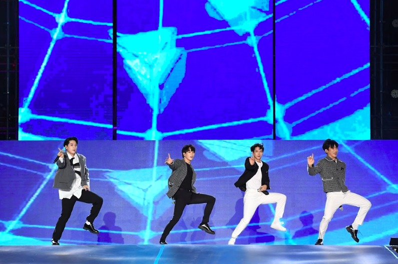 Kh&aacute;n giả H&agrave; Nội ph&aacute;t cuồng với c&aacute;c thần tượng Kpop - Ảnh 5.