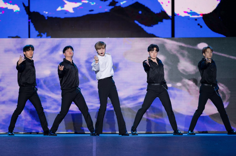 Kh&aacute;n giả H&agrave; Nội ph&aacute;t cuồng với c&aacute;c thần tượng Kpop - Ảnh 1.