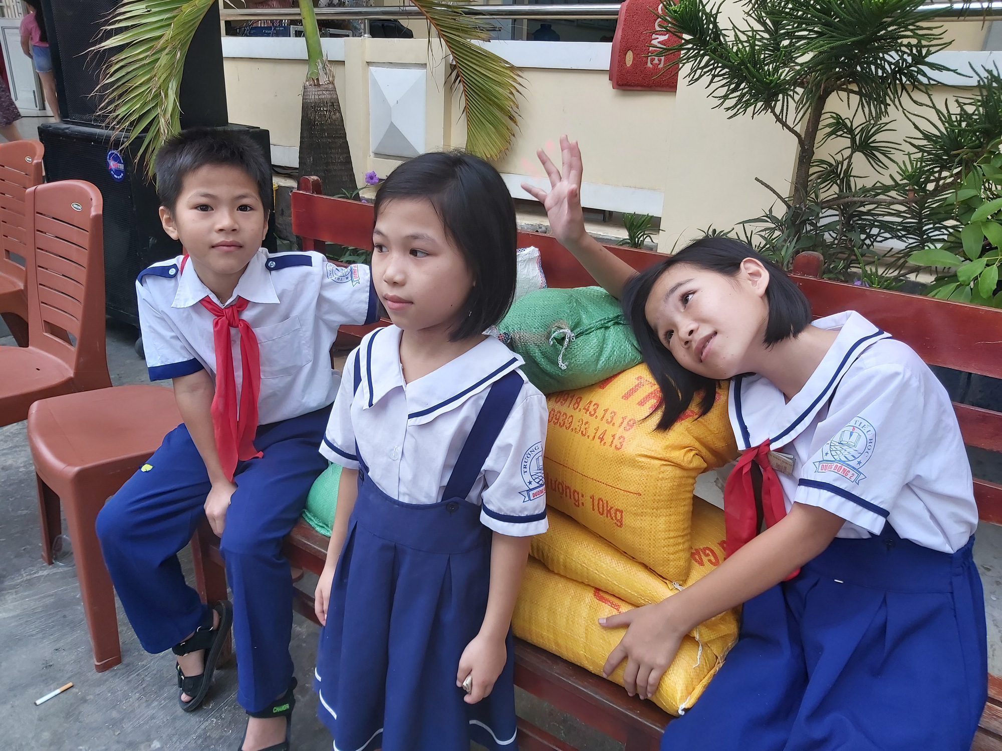 Ấm lòng hũ gạo tình thương của các em học sinh ở Phú Quốc