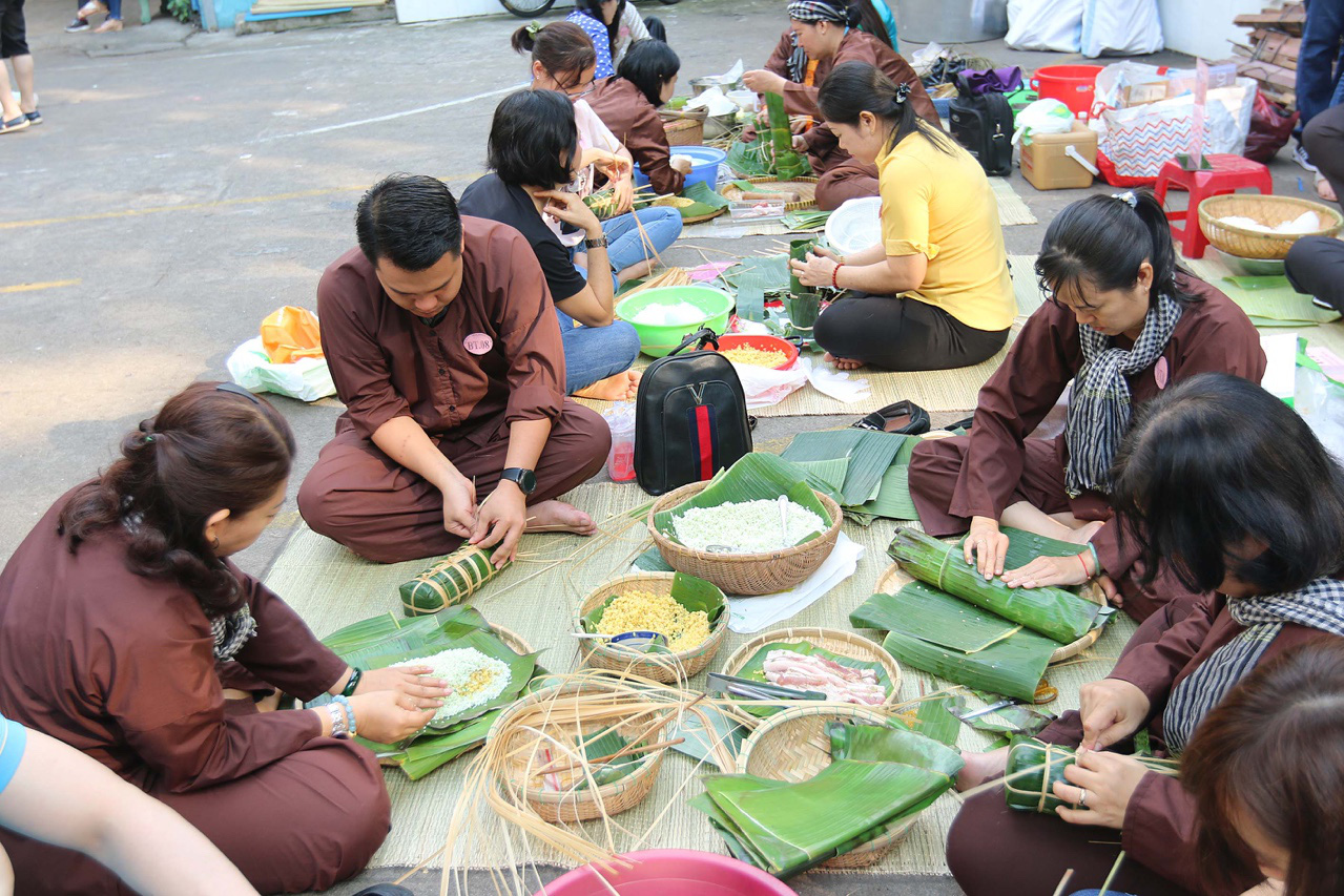 Gói bánh chưng, bánh tét tặng công nhân khó khăn