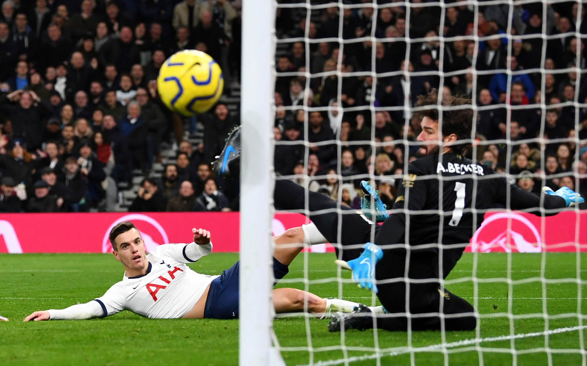 Hạ chủ nhà Tottenham, Liverpool chạm tay vào lịch sử - Ảnh 6.