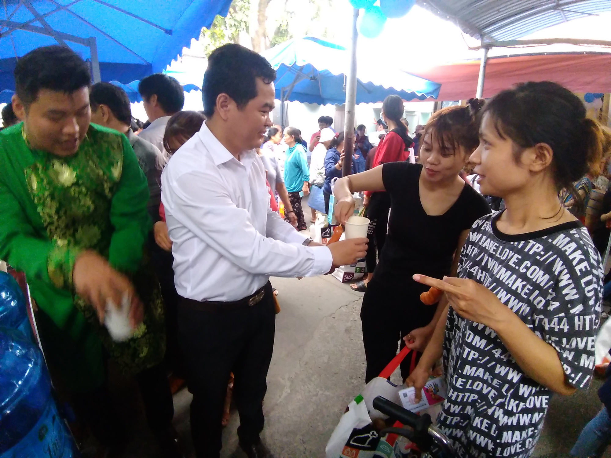 Ấm áp tại phiên chợ 0 đồng cho người bệnh - Ảnh 2.