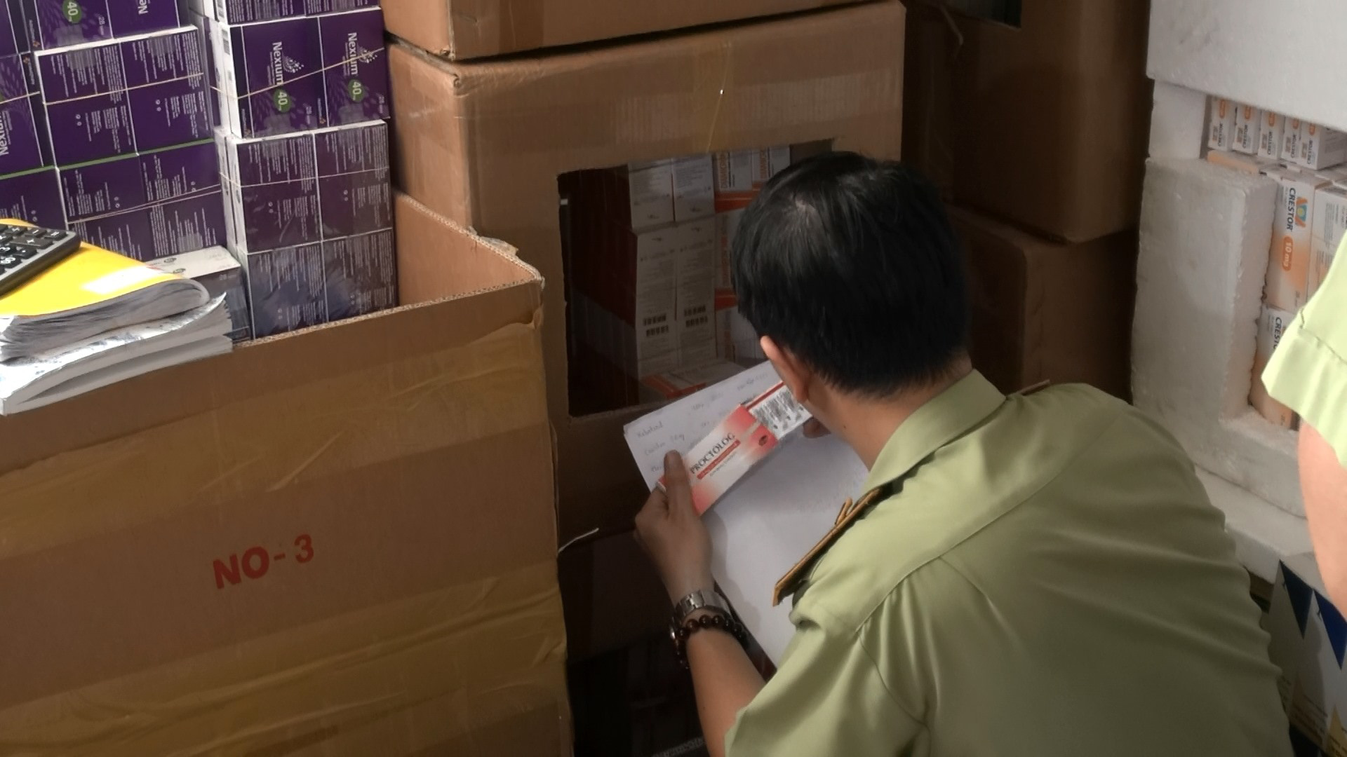Công an lật tẩy bí mật của phụ nữ 60 tuổi và thanh niên 26 tuổi