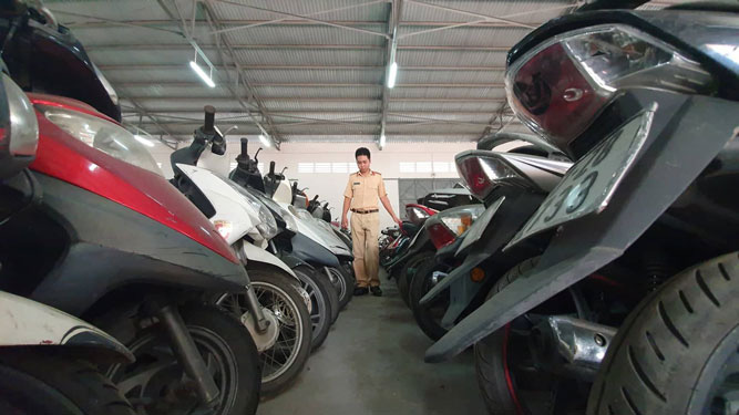 Đề xuất thu biển số xe vi phạm: Thiếu khả thi