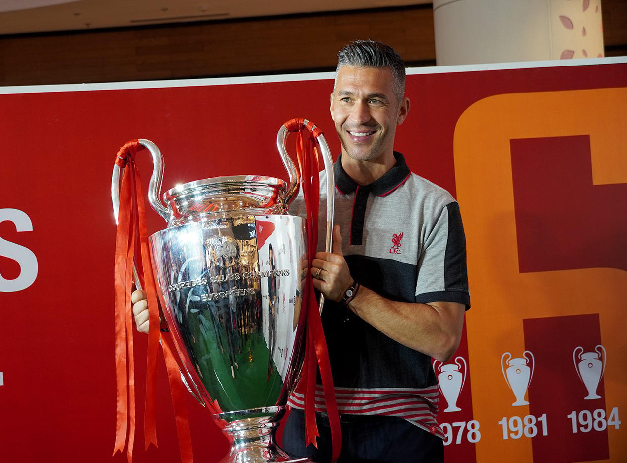 Cựu danh thủ Luis Garcia giới thiệu cúp Champions League ở Việt Nam