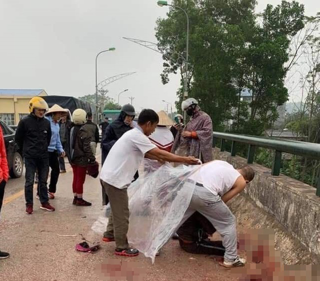 Đang chở con nhỏ, người phụ nữ bất ngờ bị người đàn ông ép xe, chém trọng thương