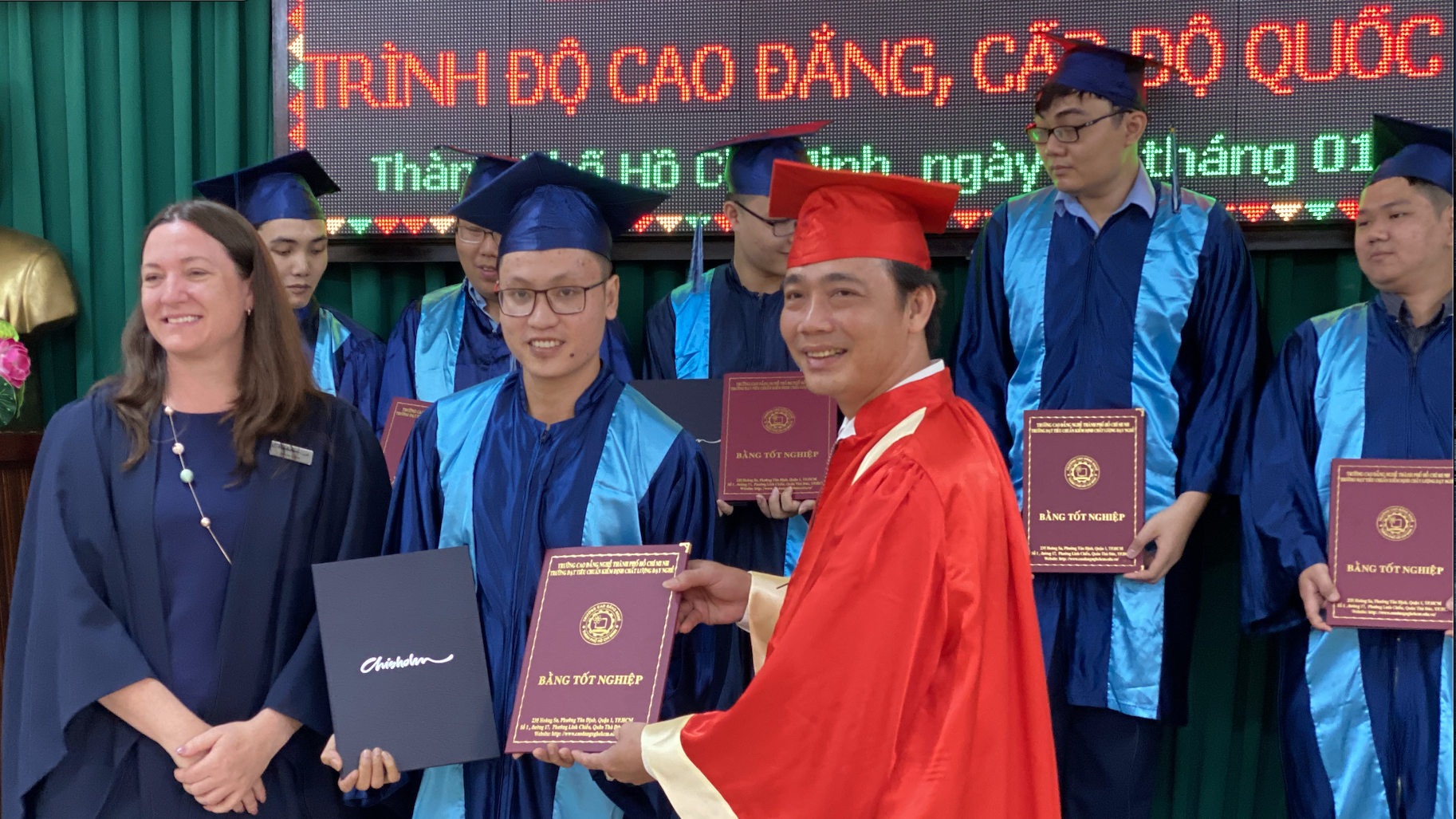 Trao bằng tốt nghiệp cho 46 sinh viên chương trình chuyển giao từ Australia