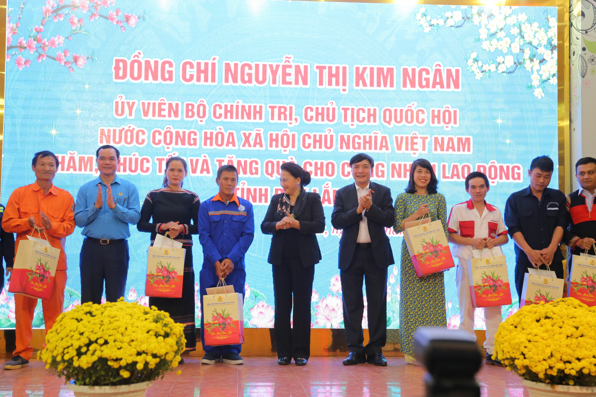 Chủ tịch Quốc hội tặng quà cho đoàn viên, công nhân lao động Đắk Lắk