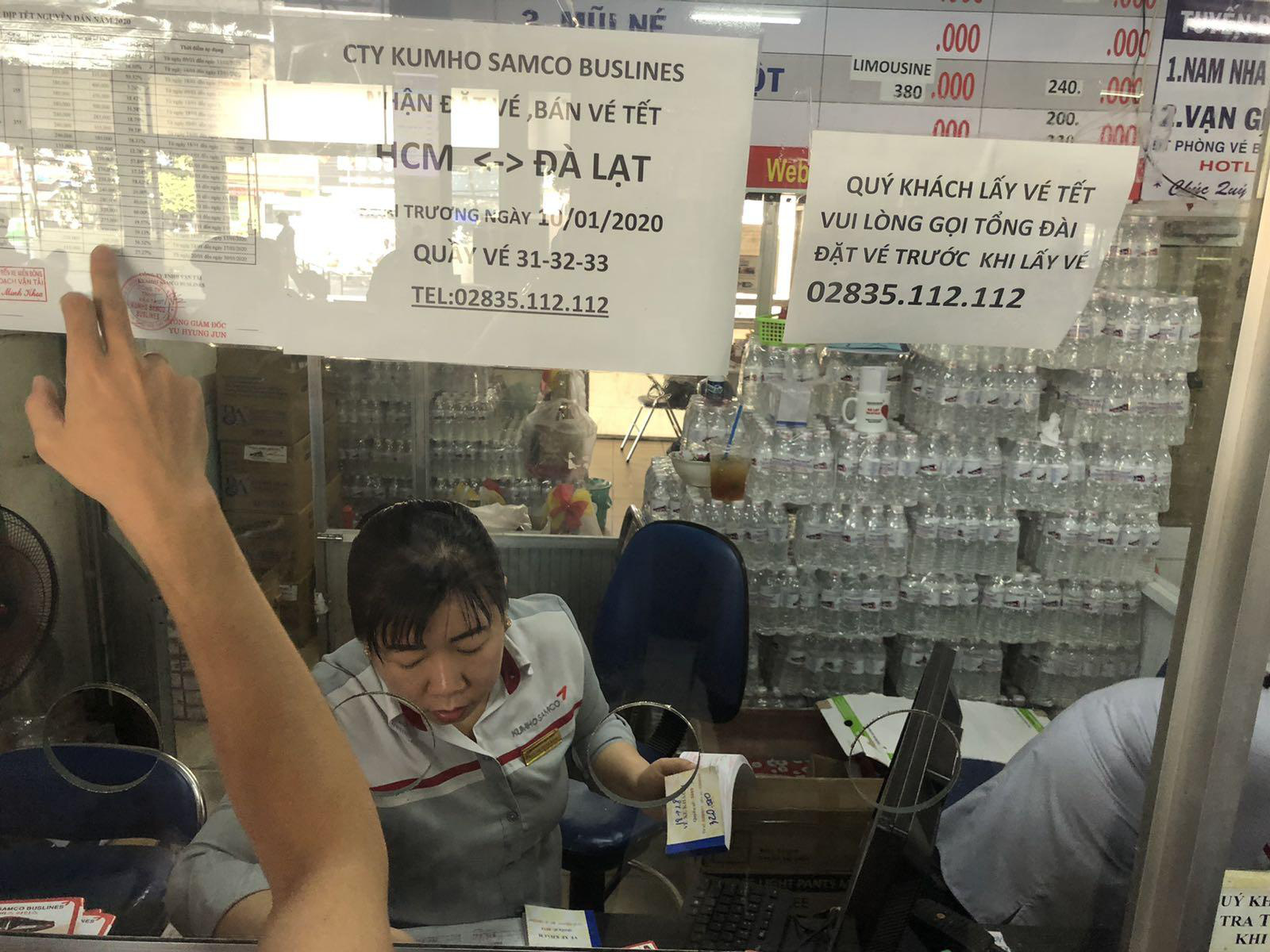 Vi phạm nồng độ cồn mới sáng sớm, lái xe giường nằm bị chặn ngay Bến xe Miền Đông - Ảnh 3.