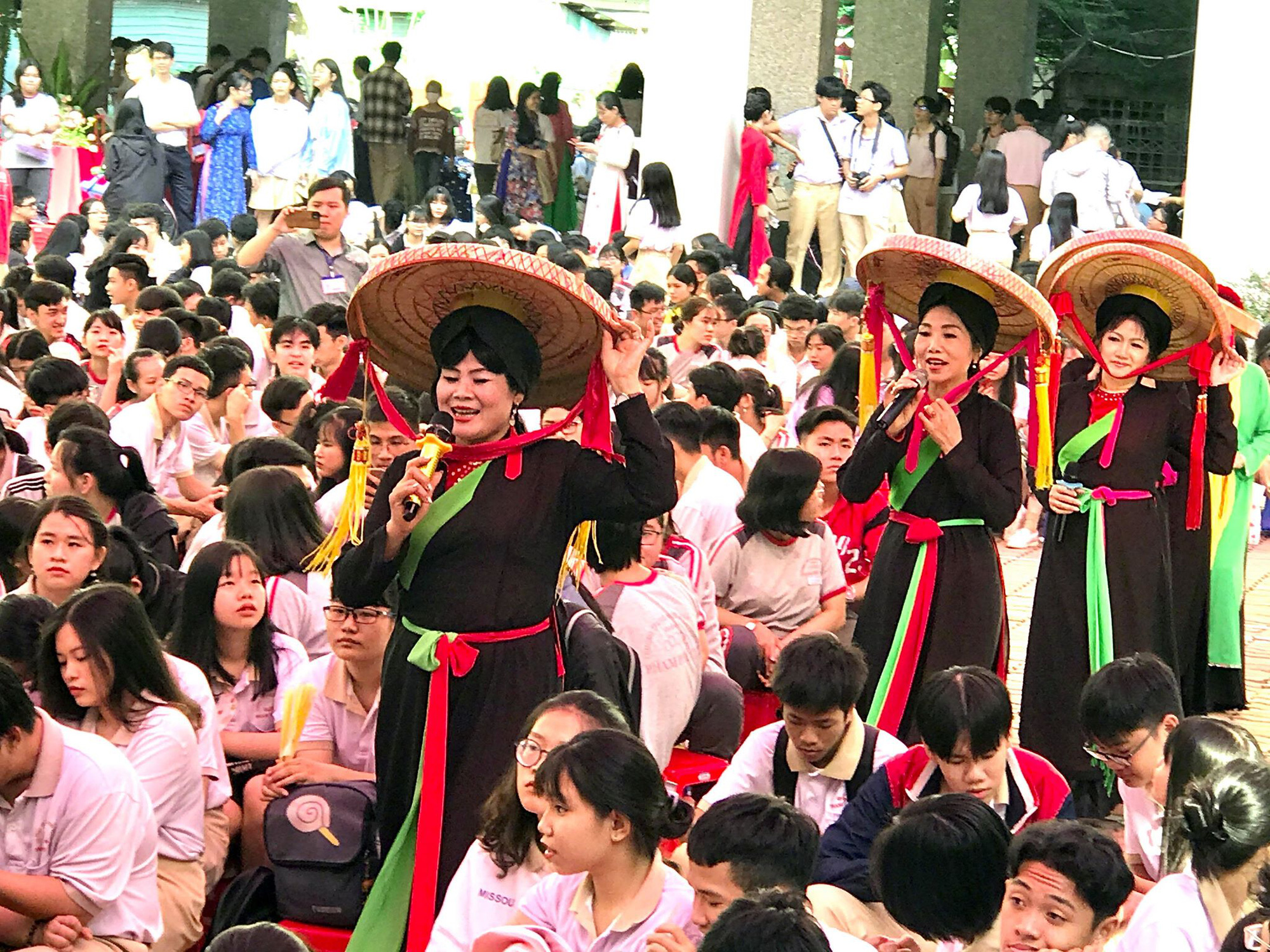 Ca sĩ Hồng V&acirc;n n&eacute;n đau sau tai nạn, đưa quan họ đến trường học - Ảnh 5.