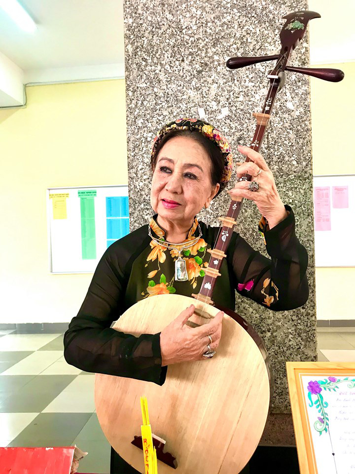 Ca sĩ Hồng V&acirc;n n&eacute;n đau sau tai nạn, đưa quan họ đến trường học - Ảnh 2.