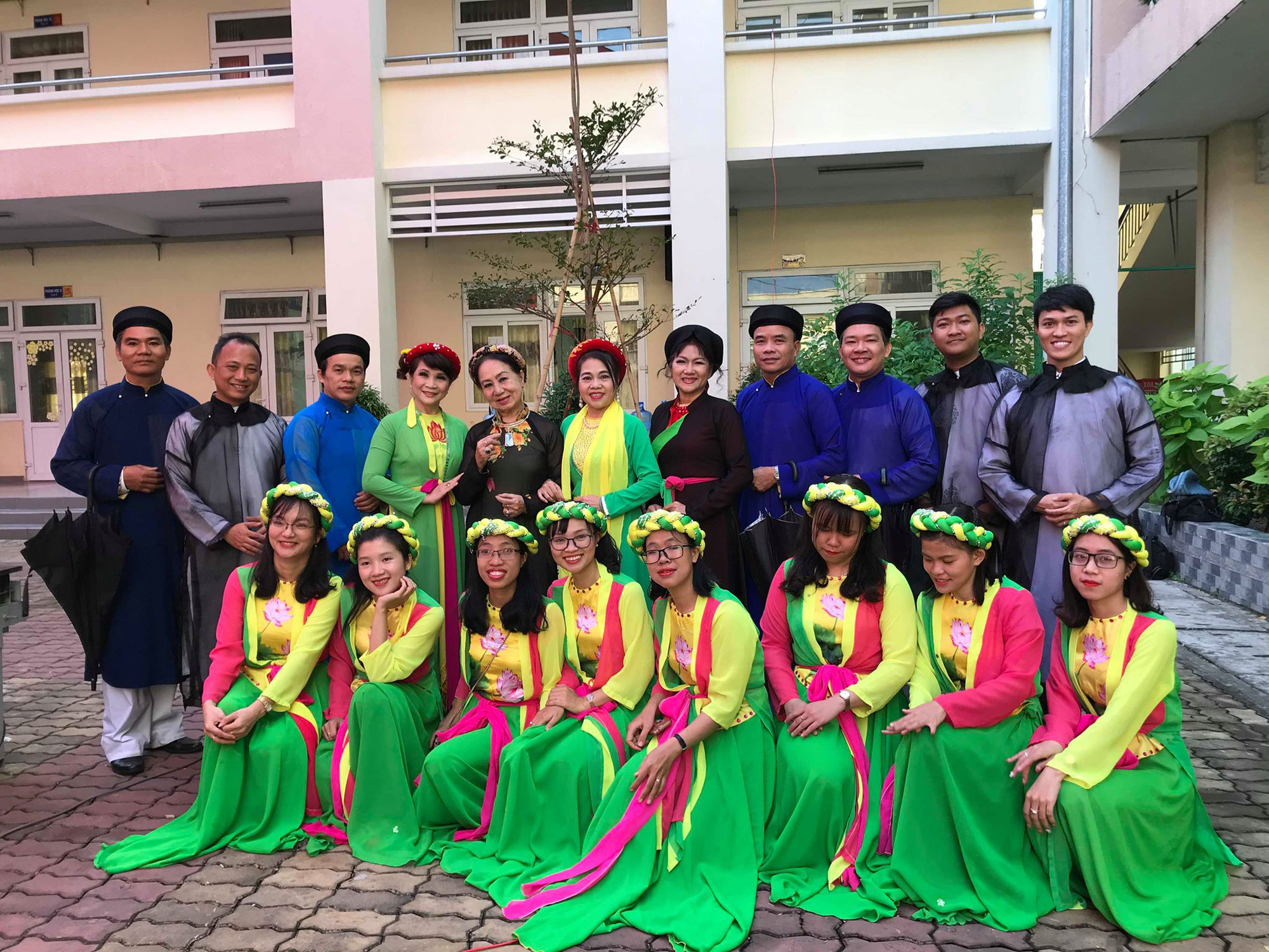 Ca sĩ Hồng V&acirc;n n&eacute;n đau sau tai nạn, đưa quan họ đến trường học - Ảnh 3.