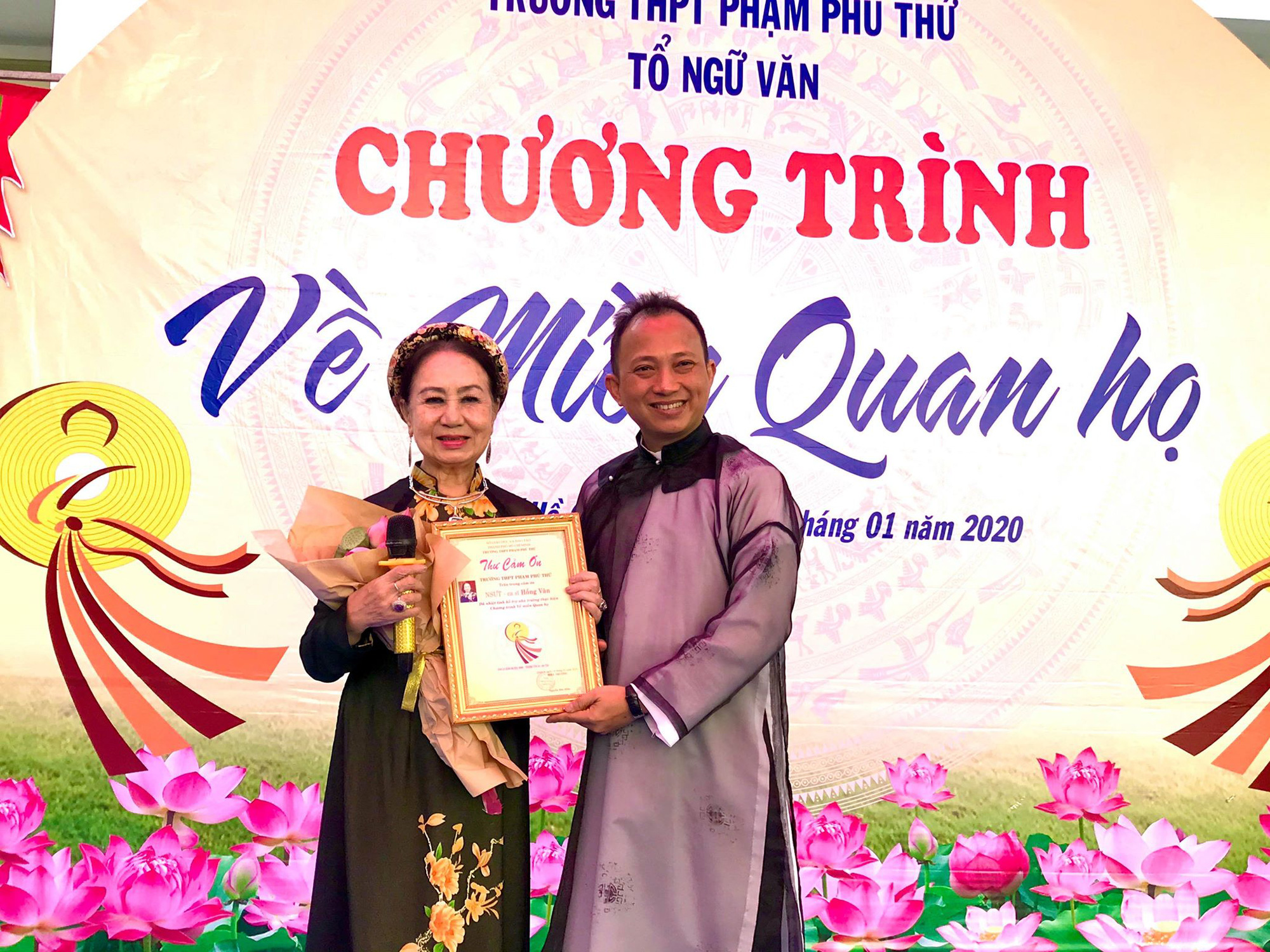 Ca sĩ Hồng Vân nén đau sau tai nạn, đưa quan họ đến trường học