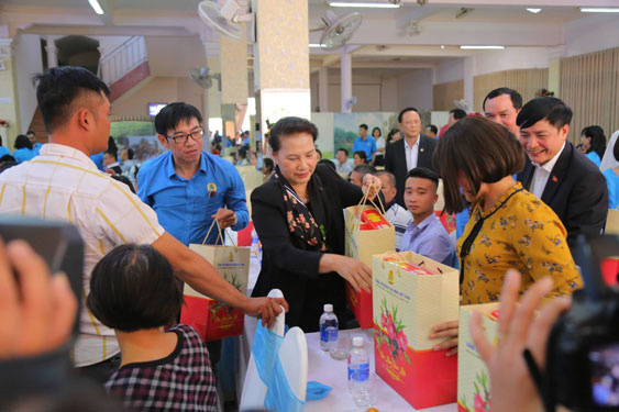 Chủ tịch Quốc hội Nguyễn Thị Kim Ngân tặng quà Tết cho công nhân Đắk Lắk