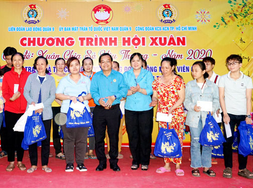 Công nhân khó khăn vui Tết