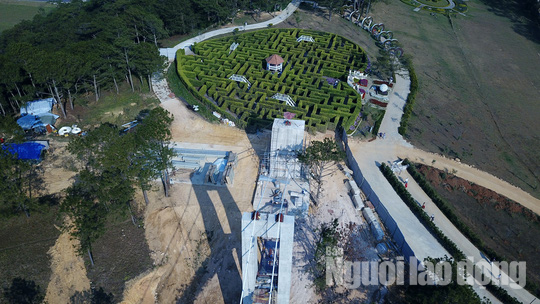 X&acirc;y lụi cầu đ&aacute;y k&iacute;nh giữa KDL Thung lũng T&igrave;nh y&ecirc;u nhưng chậm th&aacute;o dỡ - Ảnh 2.