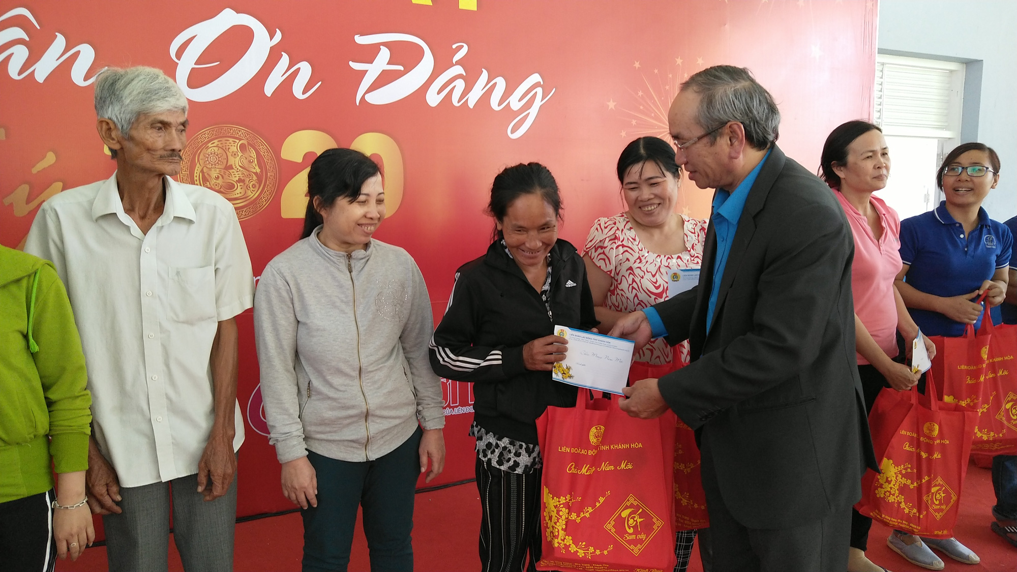 Công nhân khó khăn tại Khánh Hòa vui "Tết sum vầy"