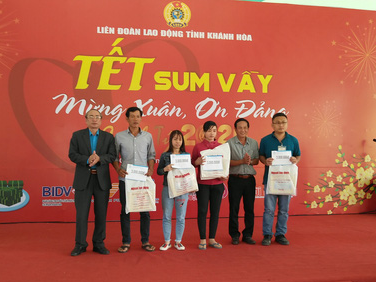 C&ocirc;ng nh&acirc;n kh&oacute; khăn tại Kh&aacute;nh H&ograve;a vui Tết sum vầy  - Ảnh 4.