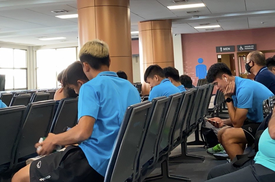 Clip: U23 Việt Nam chạm mặt cầu thủ Triều Tiên trên máy bay cánh quạt trở về Bangkok