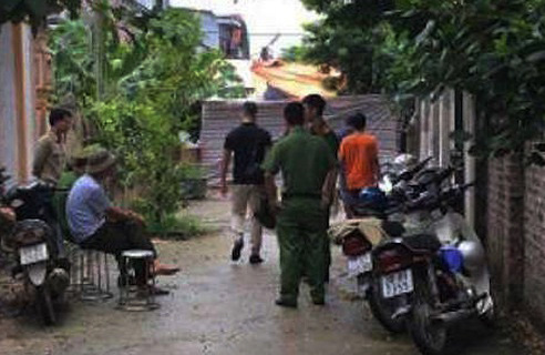 Con trai nghi “ngáo đá” cầm dao đòi giết cả nhà bị bố đánh chết