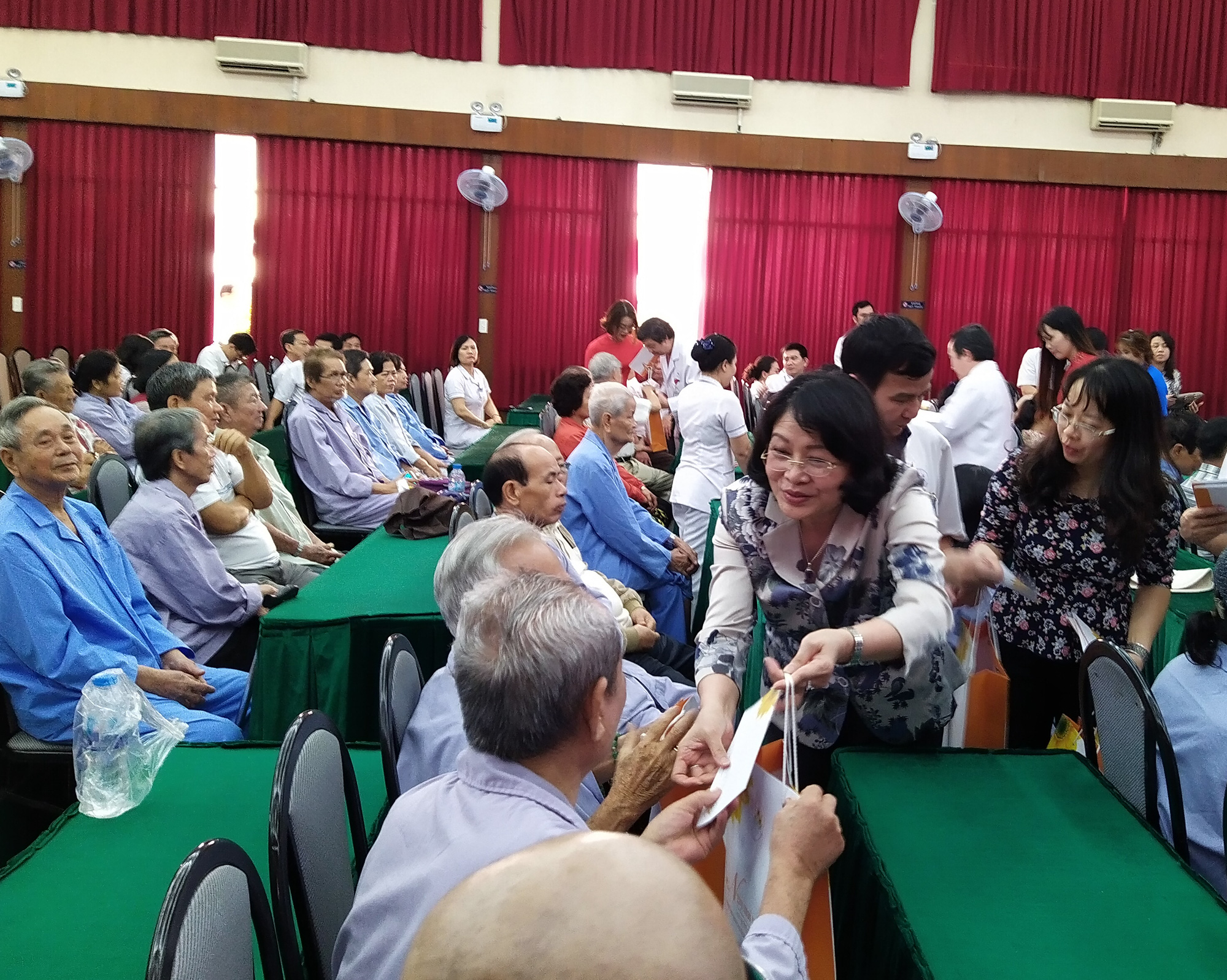 100 bệnh nh&acirc;n ung thư nhận được qu&agrave; Tết bất ngờ từ Ph&oacute; Chủ tịch nước - Ảnh 2.