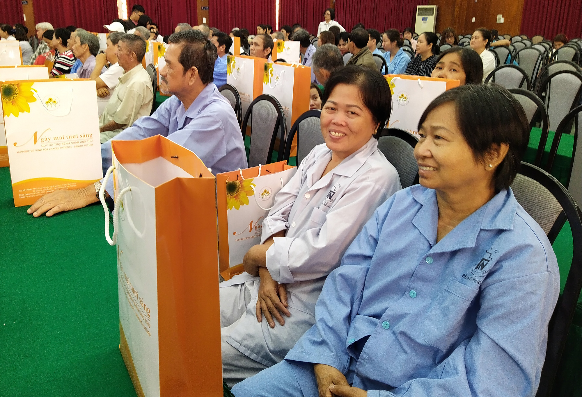 100 bệnh nh&acirc;n ung thư nhận được qu&agrave; Tết bất ngờ từ Ph&oacute; Chủ tịch nước - Ảnh 3.