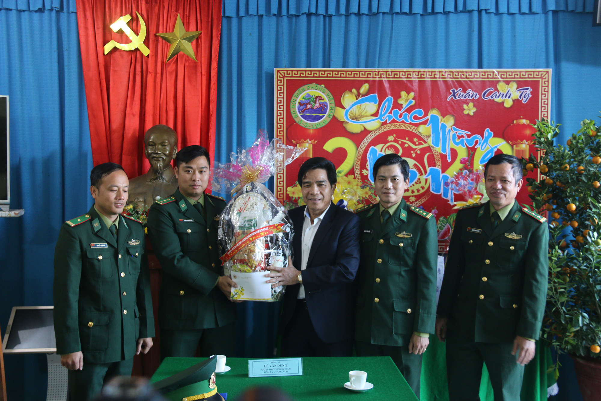 Ph&oacute; B&iacute; thư Thường trực Tỉnh ủy Quảng Nam tặng qu&agrave; Tết cho đồng b&agrave;o bi&ecirc;n giới - Ảnh 2.
