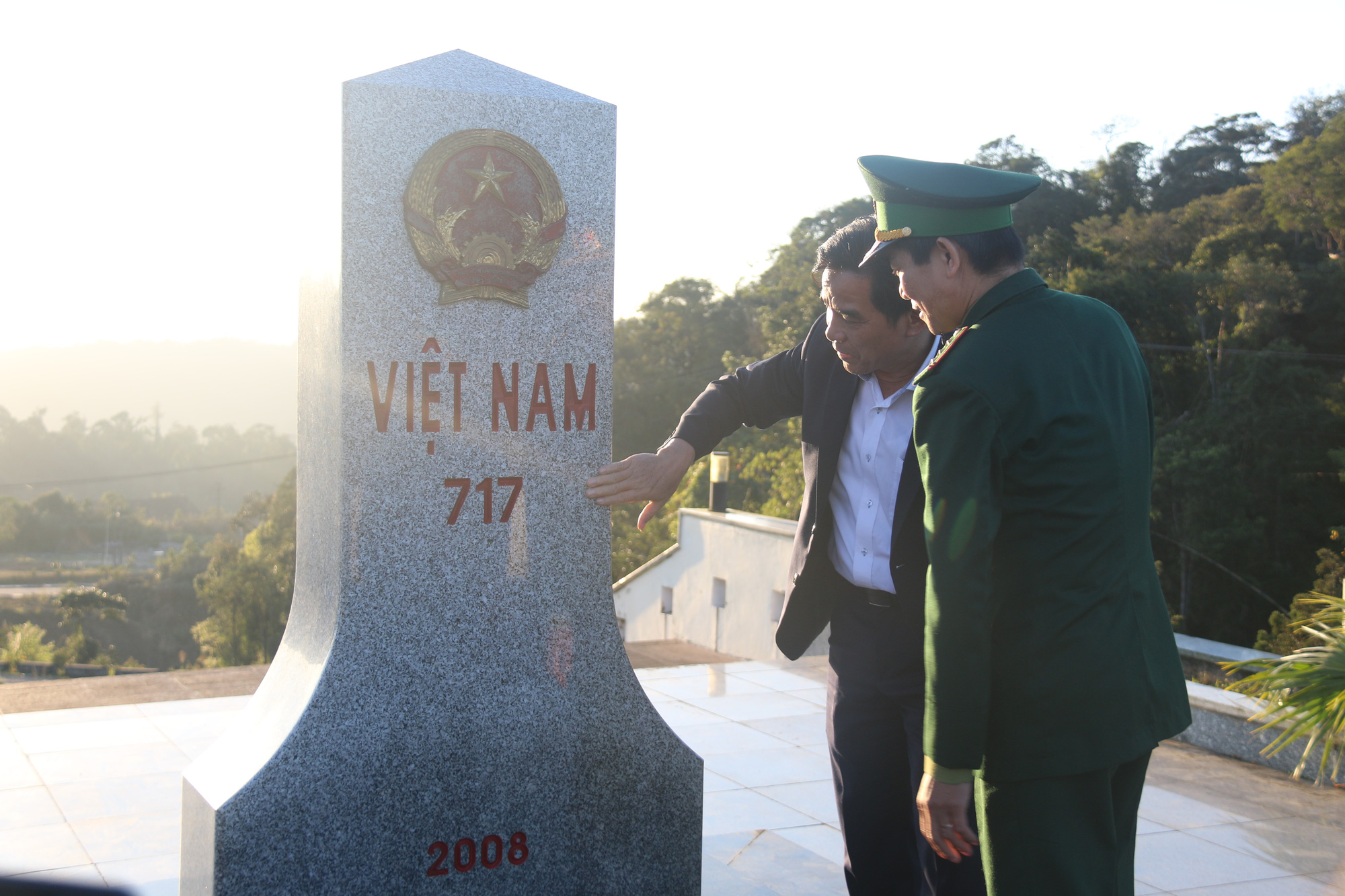 Ph&oacute; B&iacute; thư Thường trực Tỉnh ủy Quảng Nam tặng qu&agrave; Tết cho đồng b&agrave;o bi&ecirc;n giới - Ảnh 8.