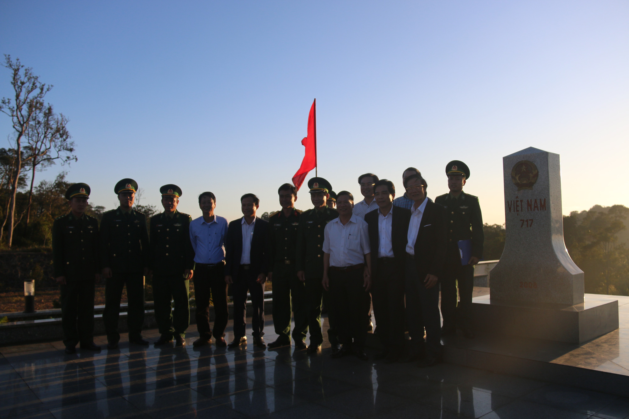 Ph&oacute; B&iacute; thư Thường trực Tỉnh ủy Quảng Nam tặng qu&agrave; Tết cho đồng b&agrave;o bi&ecirc;n giới - Ảnh 7.