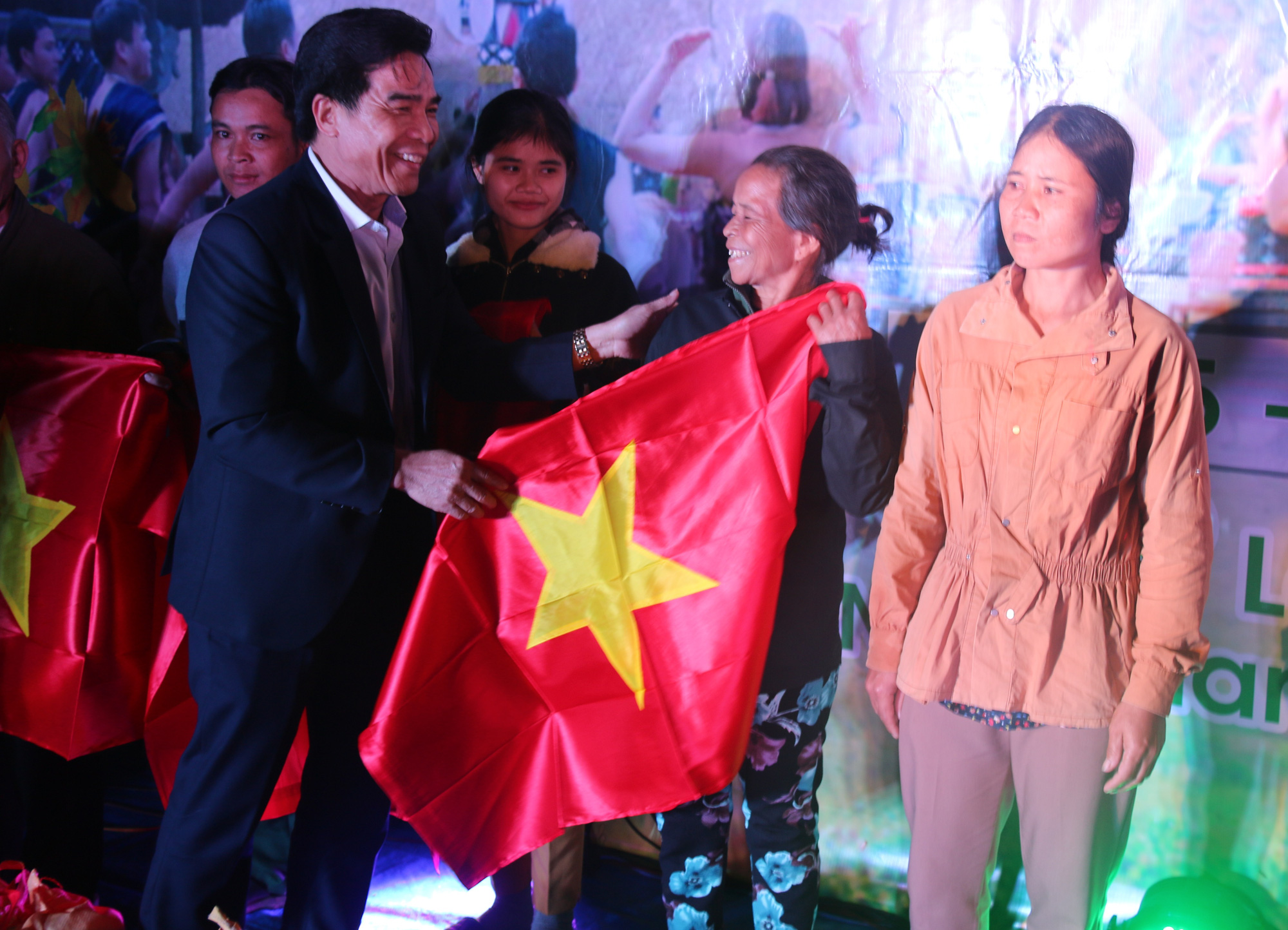 Ph&oacute; B&iacute; thư Thường trực Tỉnh ủy Quảng Nam tặng qu&agrave; Tết cho đồng b&agrave;o bi&ecirc;n giới - Ảnh 16.