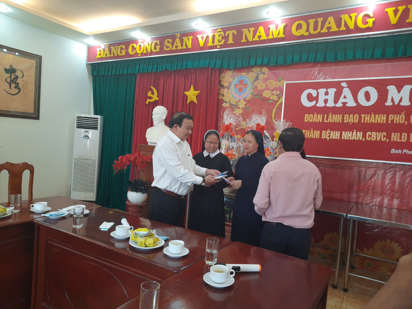 Đo&agrave;n c&ocirc;ng t&aacute;c TP HCM ch&uacute;c Tết, mong học vi&ecirc;n cai nghiện sớm đo&agrave;n tụ gia đ&igrave;nh - Ảnh 2.