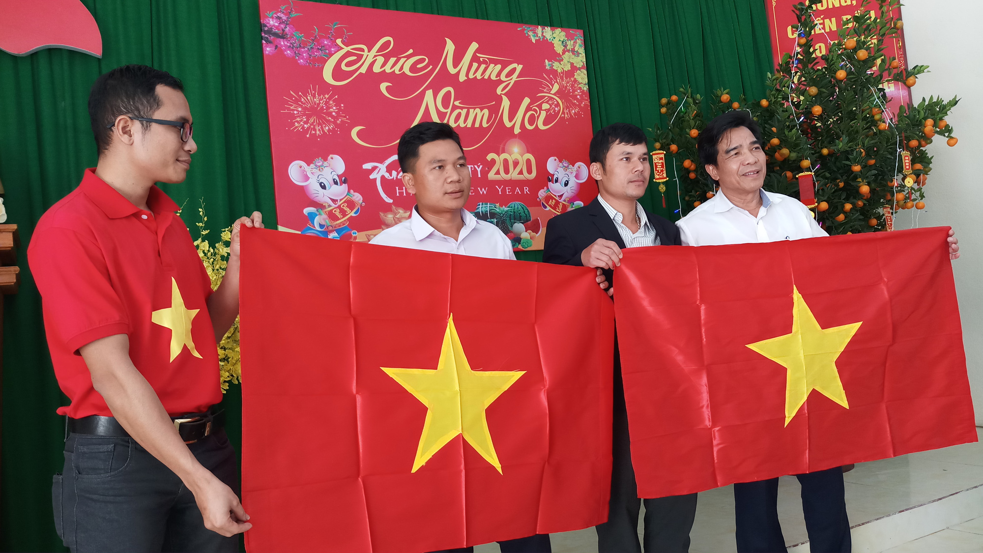 Ph&oacute; B&iacute; thư Thường trực Tỉnh ủy Quảng Nam tặng qu&agrave; Tết cho đồng b&agrave;o bi&ecirc;n giới - Ảnh 14.