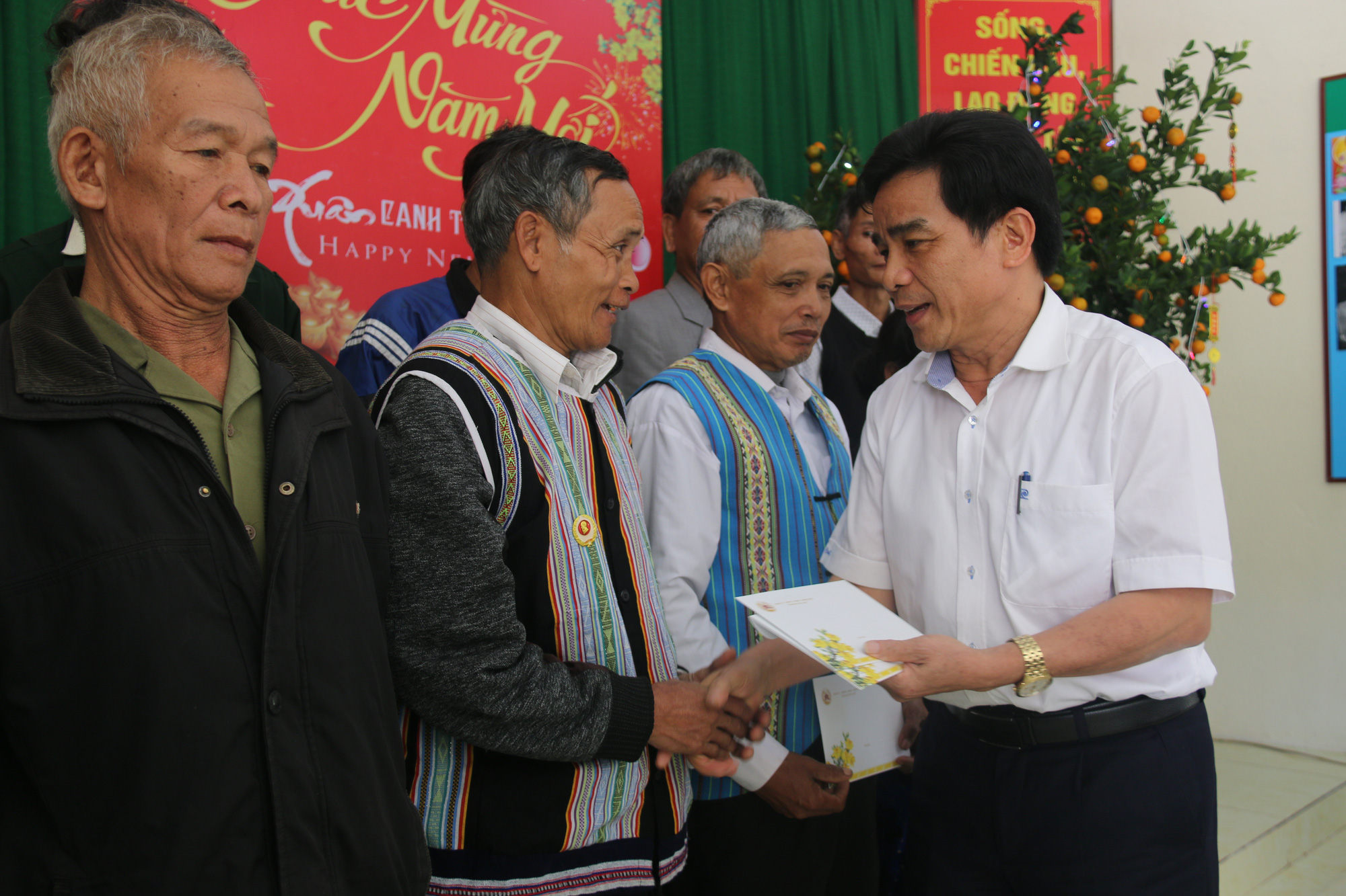 Ph&oacute; B&iacute; thư Thường trực Tỉnh ủy Quảng Nam tặng qu&agrave; Tết cho đồng b&agrave;o bi&ecirc;n giới - Ảnh 4.
