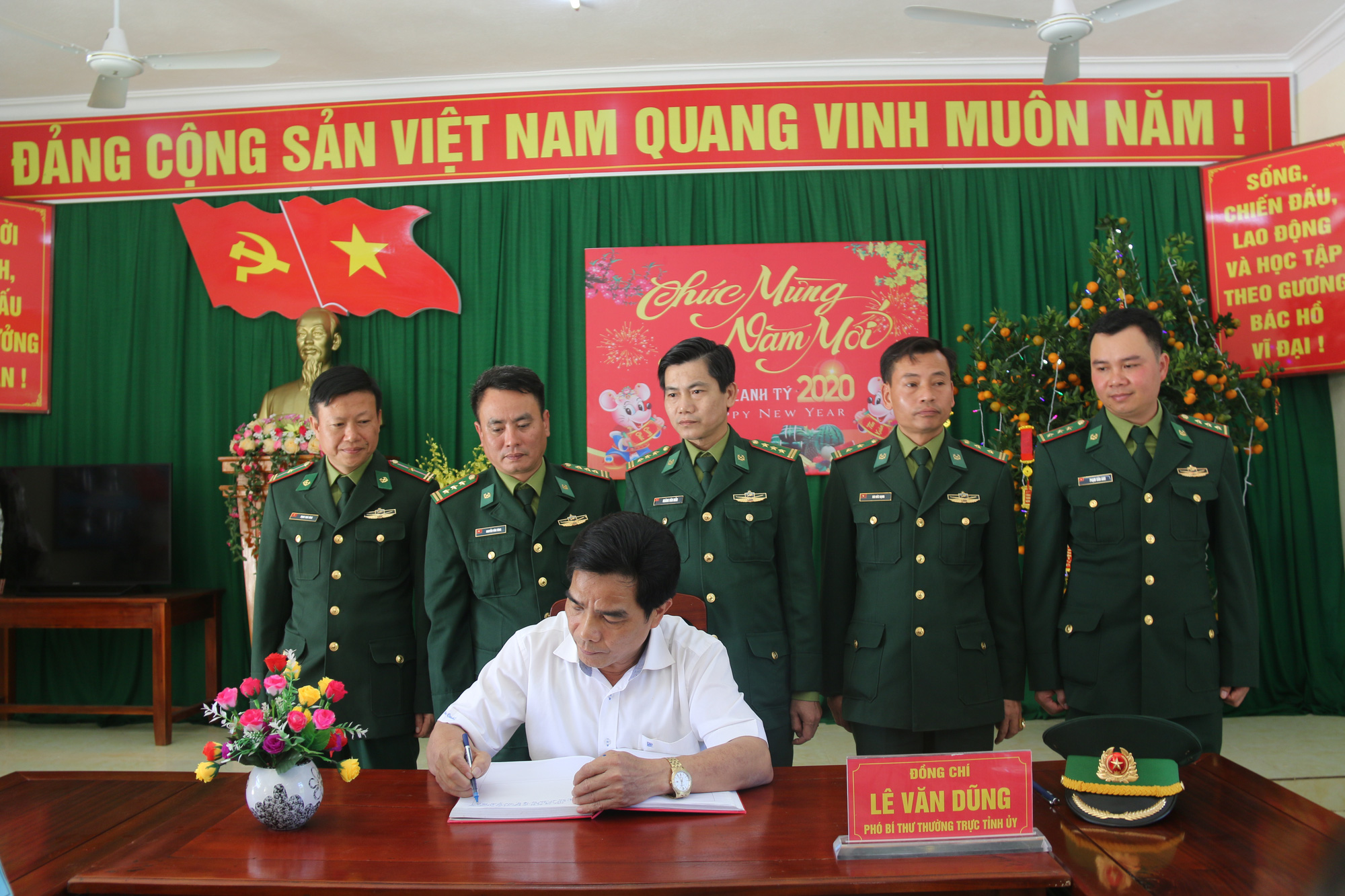 Ph&oacute; B&iacute; thư Thường trực Tỉnh ủy Quảng Nam tặng qu&agrave; Tết cho đồng b&agrave;o bi&ecirc;n giới - Ảnh 5.