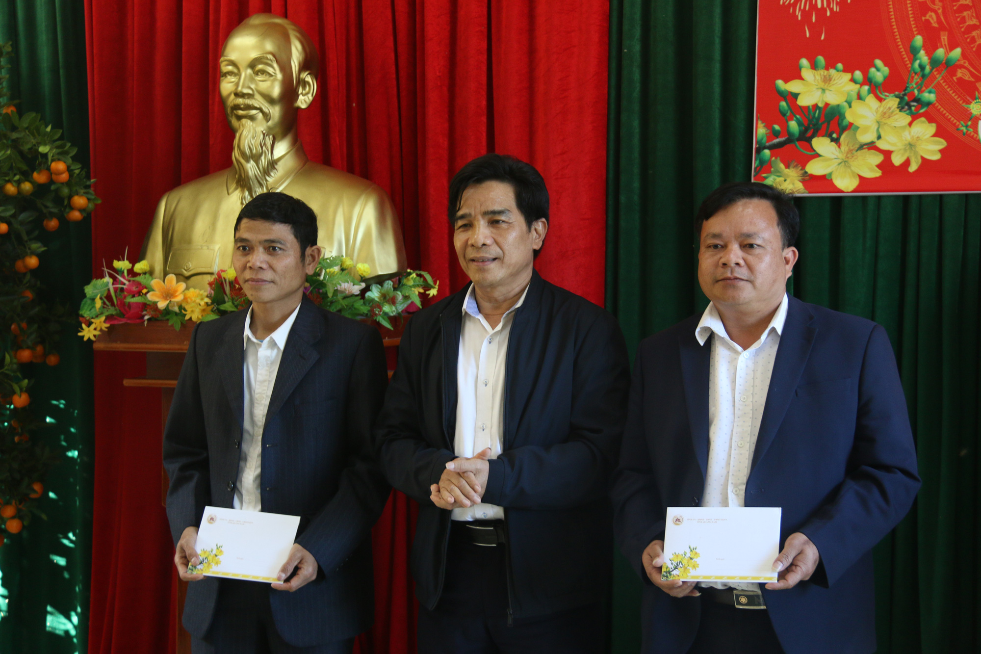 Ph&oacute; B&iacute; thư Thường trực Tỉnh ủy Quảng Nam tặng qu&agrave; Tết cho đồng b&agrave;o bi&ecirc;n giới - Ảnh 3.
