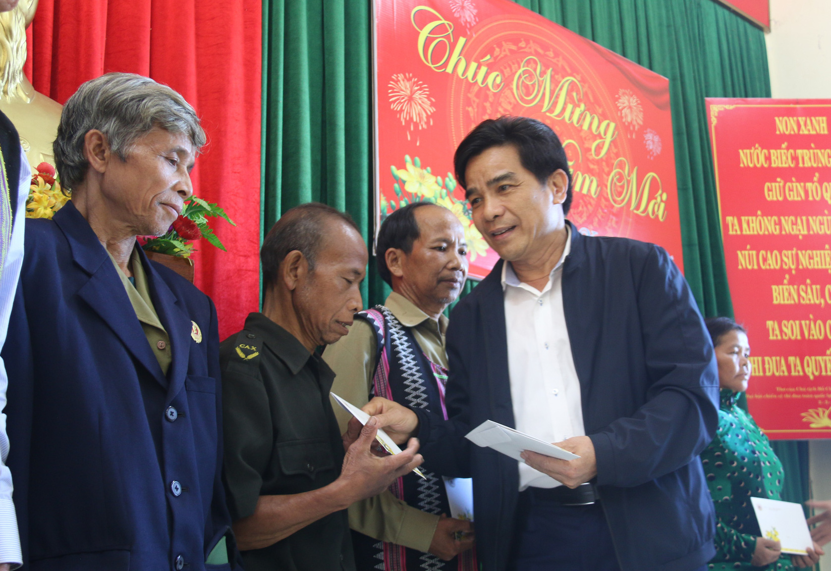 Ph&oacute; B&iacute; thư Thường trực Tỉnh ủy Quảng Nam tặng qu&agrave; Tết cho đồng b&agrave;o bi&ecirc;n giới - Ảnh 1.
